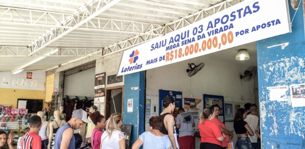 Apostadores fazem fila na Lotérica Parelheiros, em São Paulo: 3 bilhetes premiados da Mega da Virada saíram no local - Aiuri Rebello/UOL