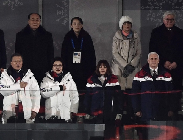 O presidente sul-coreano, Moon Jae-in, posicionado à frente de Kim Yong-nam, chefe de Estado cerimonial da Coreia do Norte, e Kim Yo-jong, irmã de Kim Jong-un; ao lado de Moon, à direita, está Mike Pence e sua mulher, Karen - AFP PHOTO / ARIS MESSINIS