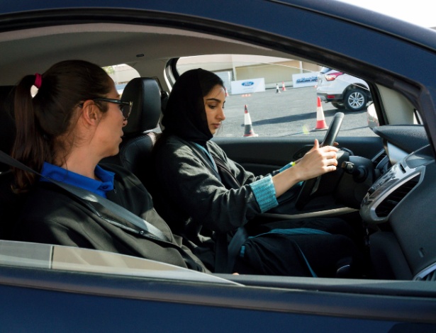 Estudantes sauditas fazem curso de segurança no trânsito na Universidade Effat, em Jidda, na Arábia Saudita - Tasneem Alsultan/The New York Times