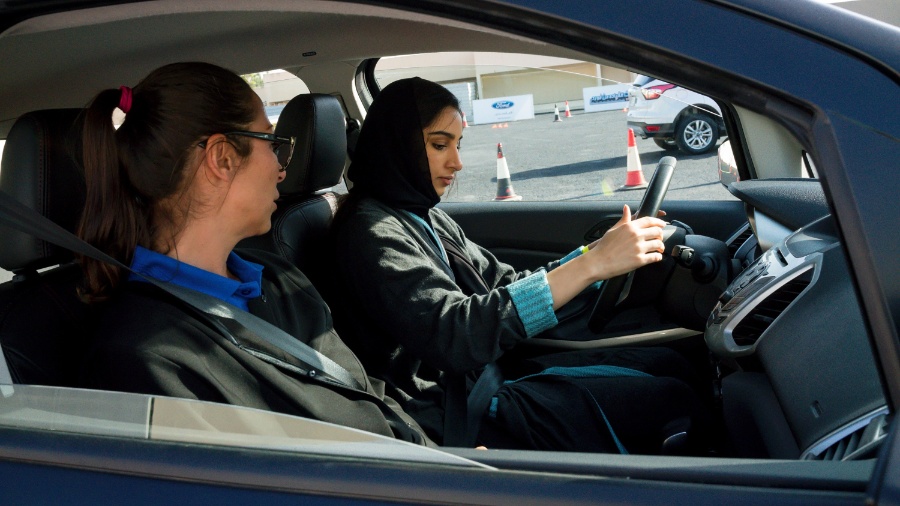 Estudantes sauditas fazem curso de segurança no trânsito na Universidade Effat, em Jidda, na Arábia Saudita - Tasneem Alsultan/The New York Times