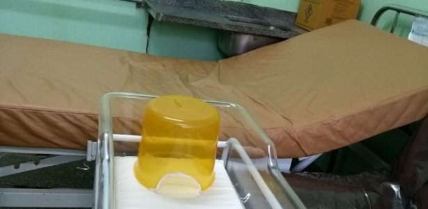 Incubadora improvisada com balde é utilizada em hospital no Amazonas - Divulgação
