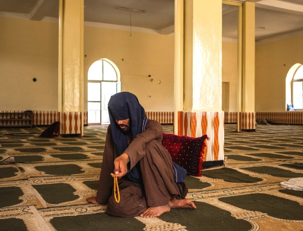 Zaheer Ahmad Zindani reza em uma mesquita em Ghazni, no Afeganistão - Jim Huylebroek/The New York Times