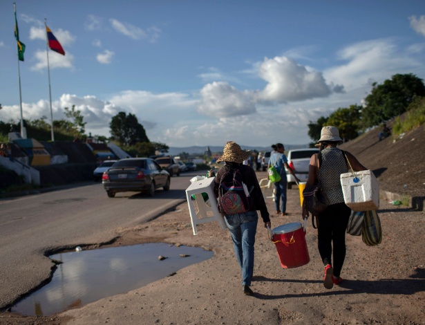 Venezuelanas terminam dia de vendas de refrigerantes na fronteira em Pacaraima (RR) - Mauro Pimentel/AFP