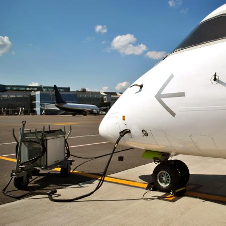 Avião é abastecido com querosene - Getty Images