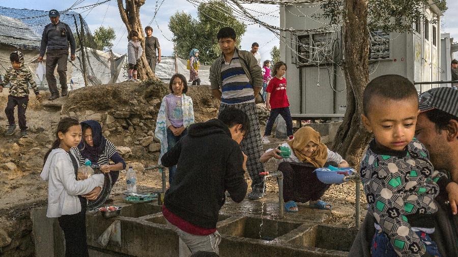 Refugiados do Afeganistão em um acampamento improvisado nos arredores de Moria, em Lesbos, na Grécia - Mauricio Lima/The New York Times