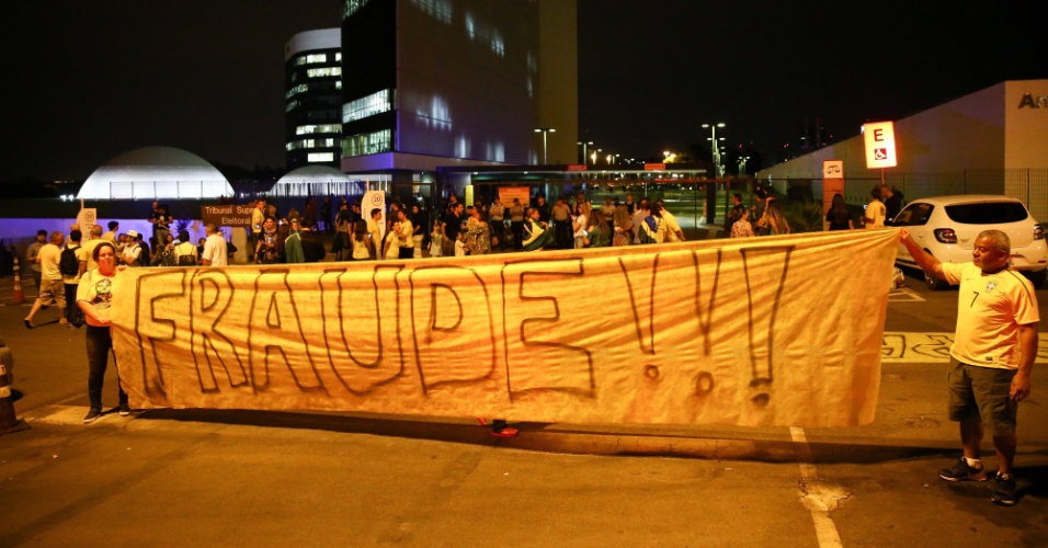 Apoiadores de Jair Bolsonaro (PSL) fazem protesto em frente ao TSE, em Brasília (DF). Eles afirmam que houve fraude na eleição e pedem o voto impresso