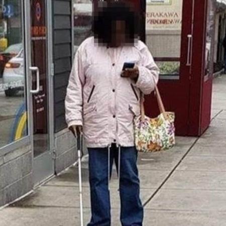 Foto de uma mulher carregando uma bengala de cego e olhando para o iPhone viralizou; usuários de redes sociais chegaram a duvidar que ela tivesse deficiência visual  - Wendell Hussey/Facebook