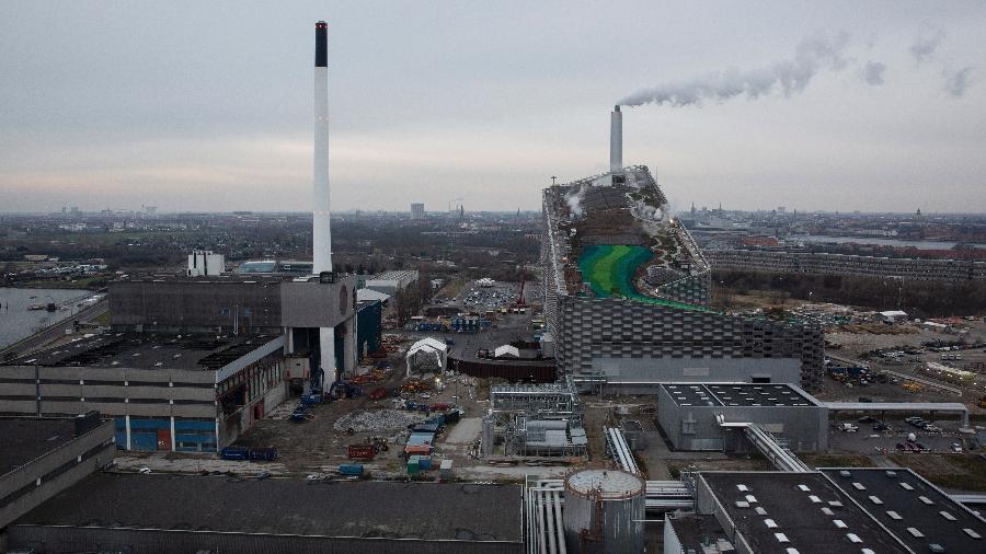 Incinerador de lixo de Copenhague (direita) foi projetado por um artista dinamarquês e conta com uma pista de esqui - Charlotte de la Fuente/The New York Times