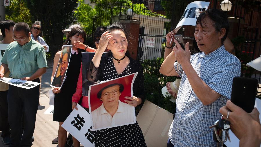 Sheng Xue, centro, durante um protesto por prisioneiros políticos em frente ao consulado chinês em Toronto - Ian Willms/The New York Times