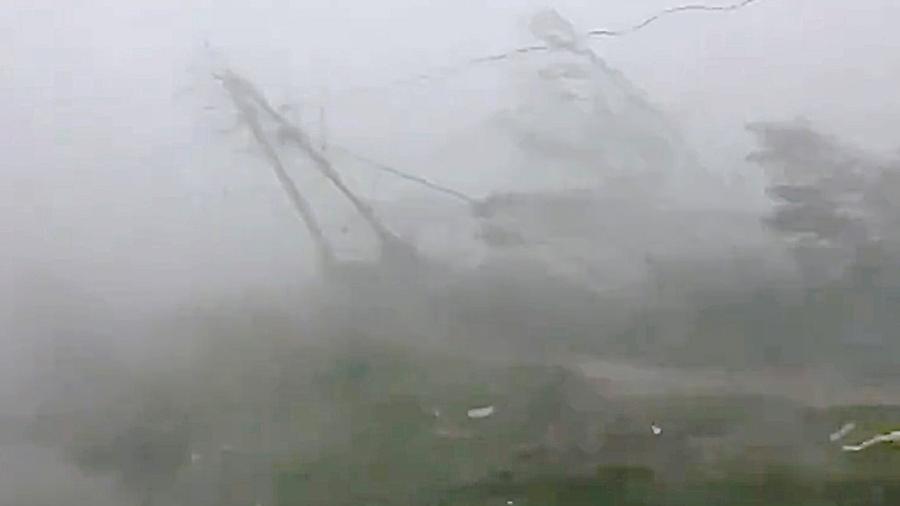 3.mai.2019 - Ventos fortes arrancam árvores e postes de eletricidade durante a passagem do ciclone Fani em Bhubaneswar, a capital de Odisha, na Índia - Reprodução/Aman Pratap Singh/Reuters
