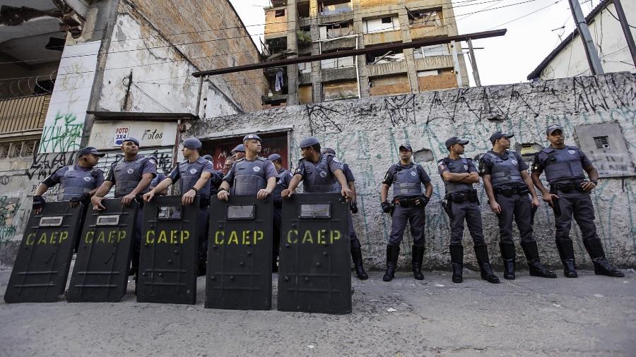 Polícia Militar cumpre mandado de busca e apreensão após denúncia de tráfico de drogas em ocupação  - Marcelo Justo/Folhapress