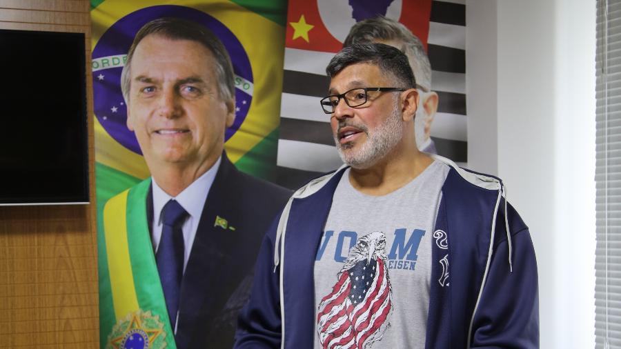 7.jun.2019 - O deputado federal Alexandre Frota (PSL-SP) em entrevista para o UOL concedida em seu escritório em Cotia, na Grande São Paulo - Denis Armelini/UOL