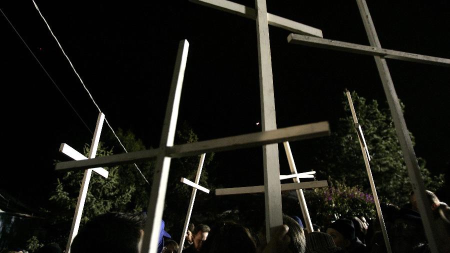 13.dez.2005 - Cruzes são levantadas durante protesto contra a pena de morte - Hector Mata/AFP
