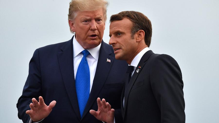 24.ago.2019 - O presidente dos EUA, Donald Trump, conversa com o presidente francês, Emmanuel Macron, antes da reunião do G7, em Biarritz (França) - Nicholas Kamm / AFP