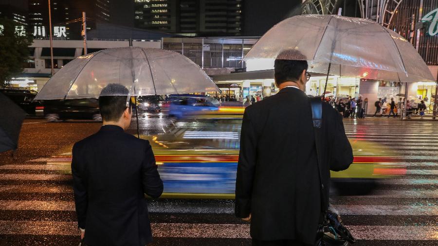 Moradores de Tóquio enfrentam chuva na sexta-feira (11) - Kevin Coombs/Reuters