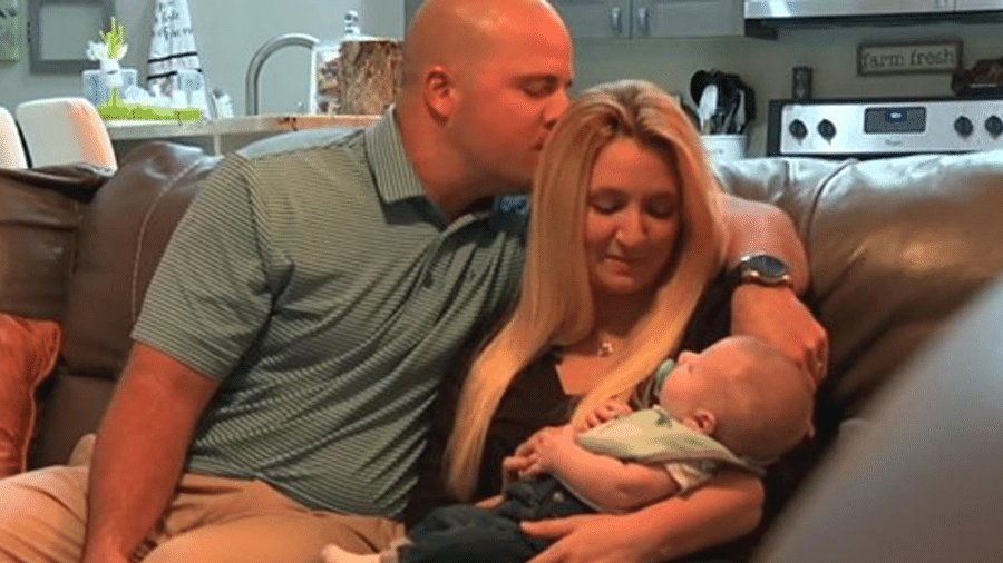 O casal Krista e Anthony Rivera com o filho Garrett, de 3 meses - Reprodução/CNN