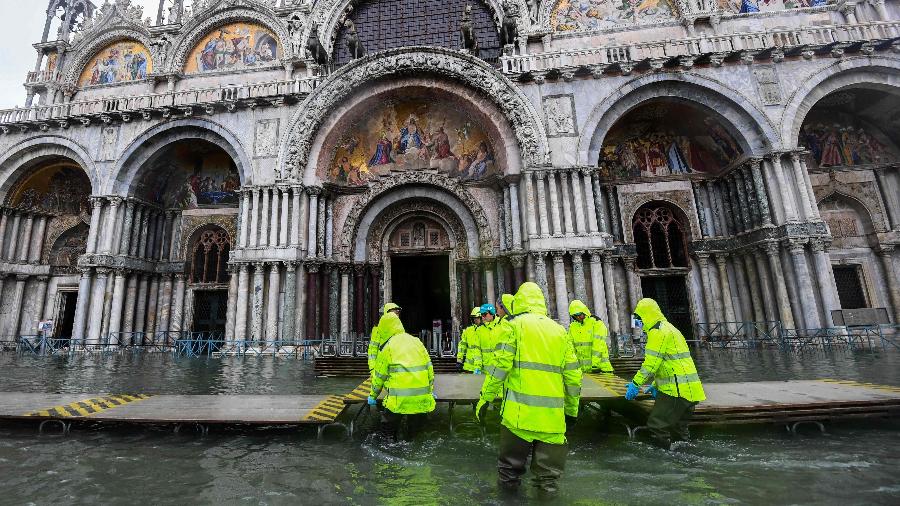 Basílica de San Marco durante inundação que atingiu o centro histórico de Veneza - Miguel MEDINA / AFP