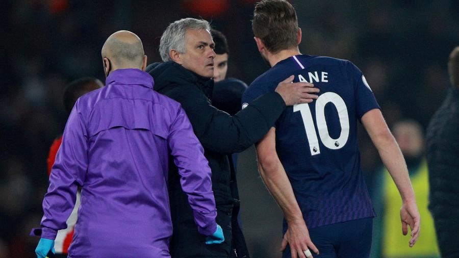 Harry Kane deixa campo lesionado durante partida Tottenham x Southampton - Ian Walton