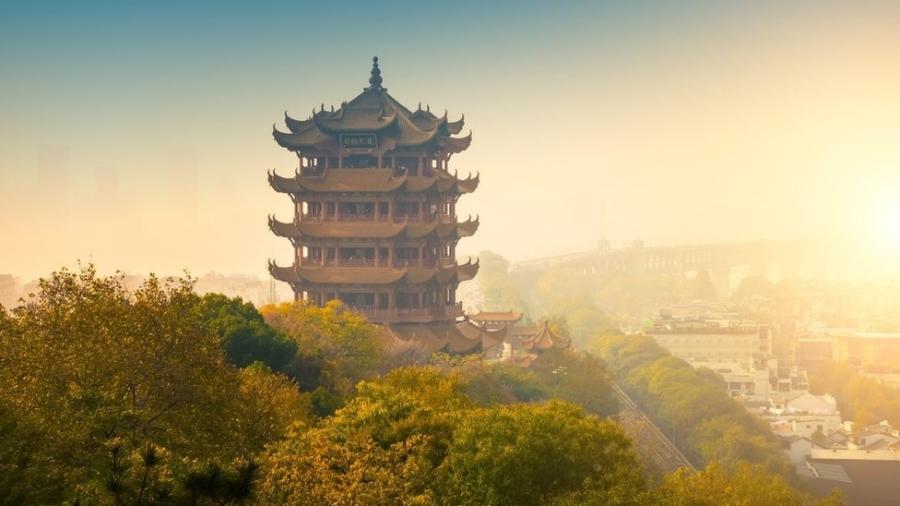 Surto surgiu na cidade chinesa de Wuhan - Getty Images