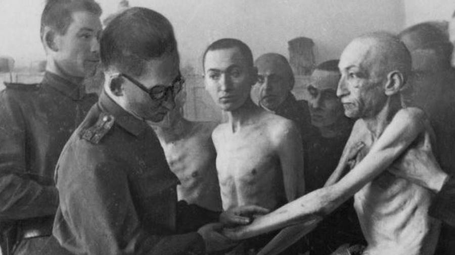 Sobreviventes de Auschwitz sendo examinados por médicos soviéticos após a libertação do campo em 27 de janeiro de 1945 - Getty Images
