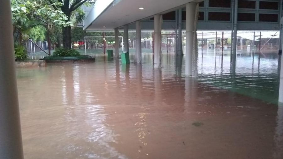 Pátio do colégio Santa Cruz, na zona oeste de São Paulo, fica alagado após chuva - Reprodução/WhasApp