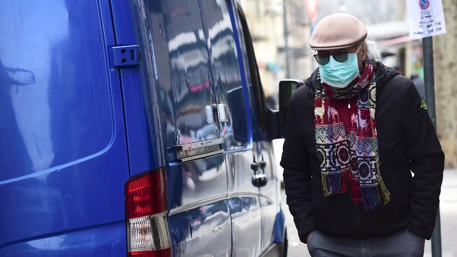 9.mar.2020 - Homem usando máscara caminha em Turim, no norte da Itália; país é o mais atingido da Europa pelo coronavírus - Massimo Pinca/Reuters