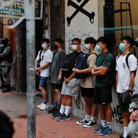 01.jul.2020 - Jovens são revistados pela polícia após realizarem manifestação por mais representação democrática em Hong Kong - Tyrone Siu/Reuters