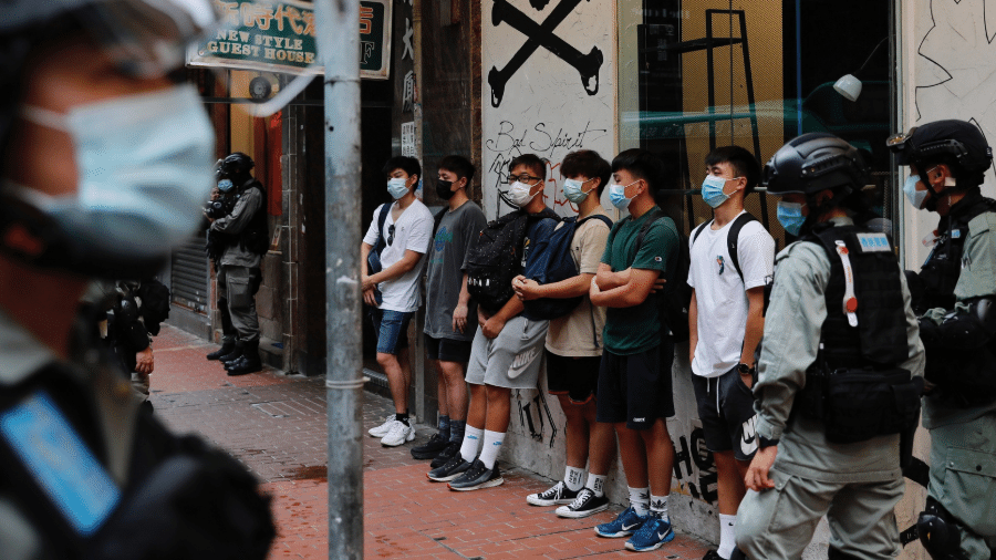 01.jul.2020 - Jovens são revistados pela polícia após realizarem manifestação em Hong Kong; ato é contra nova lei nacional - Tyrone Siu/Reuters