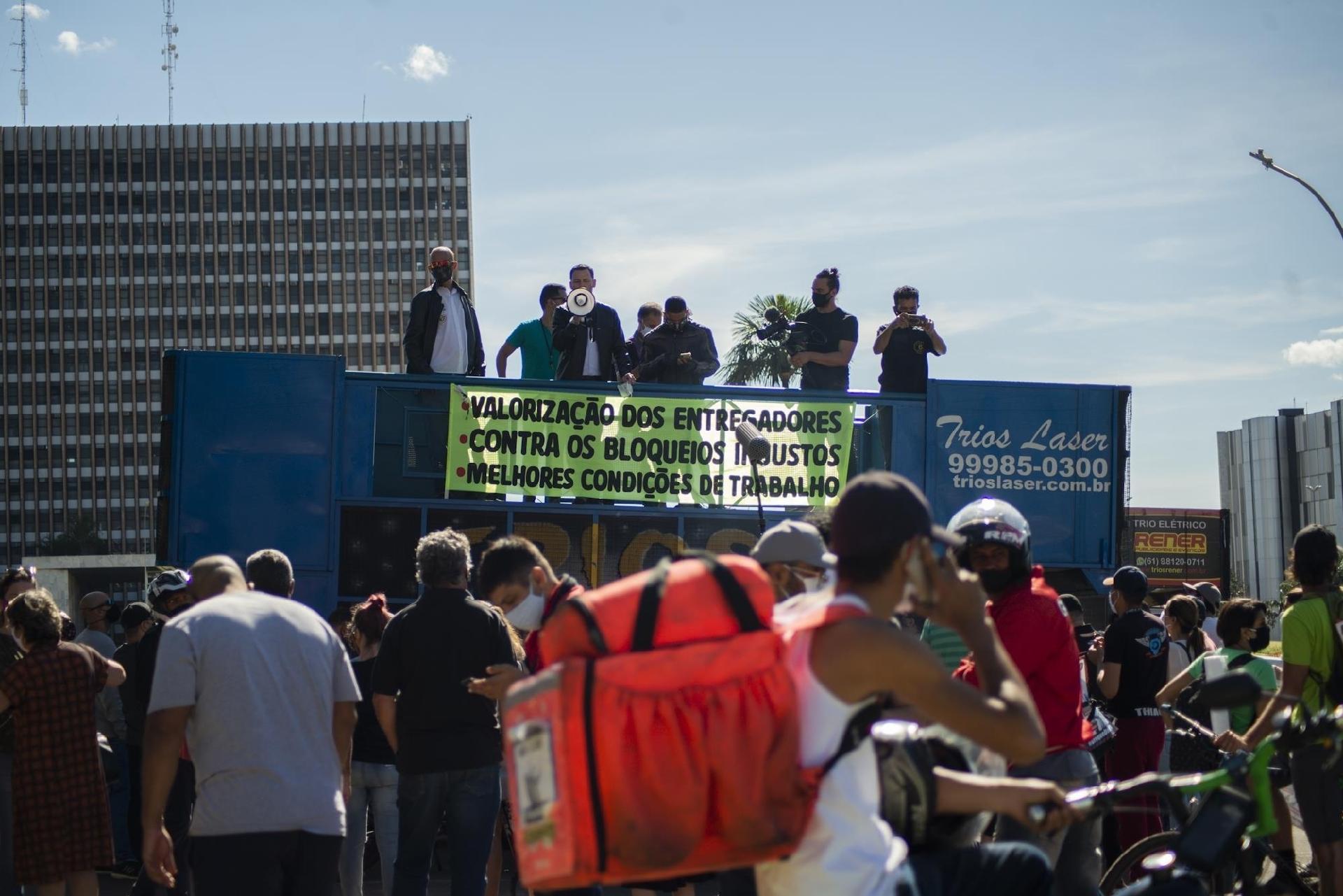 Paralisação de motoristas de entrega de comida por aplicativo em Brasilia (DF), nesta quarta-feira (1). Categoria faz paralisação nacional com exigências a apps como iFood, Rappi, Uber Eats e Loggi - Matheus W. Alves/Futura Press/Estadão Conteúdo