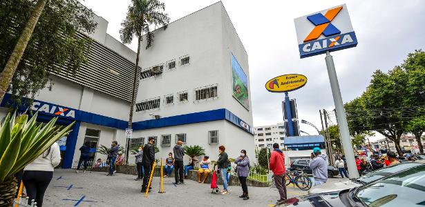 São Paulo (SP): movimentação em frente a uma agência da Caixa; população espera para sacar o auxílio emergencial