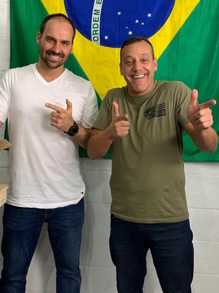 Eduardo Bolsonaro e o policial civil de SP Carlos Henrique Mendes Navas - Facebook
