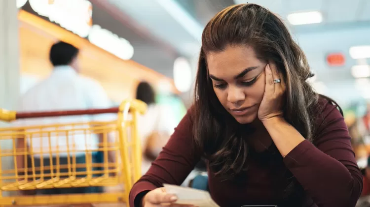 mulher, dívida, finanças pessoais, economia - Getty Images - Getty Images