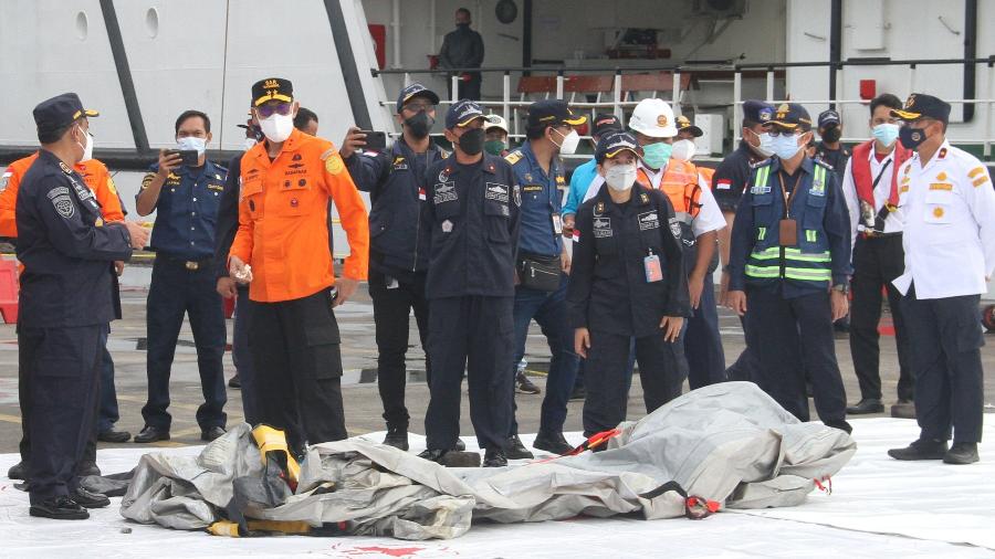 Equipes de resgate inspecionam destroços encontrados após buscas pelo avião que caiu na Indonésia - Dany Krisnadhi /AFP