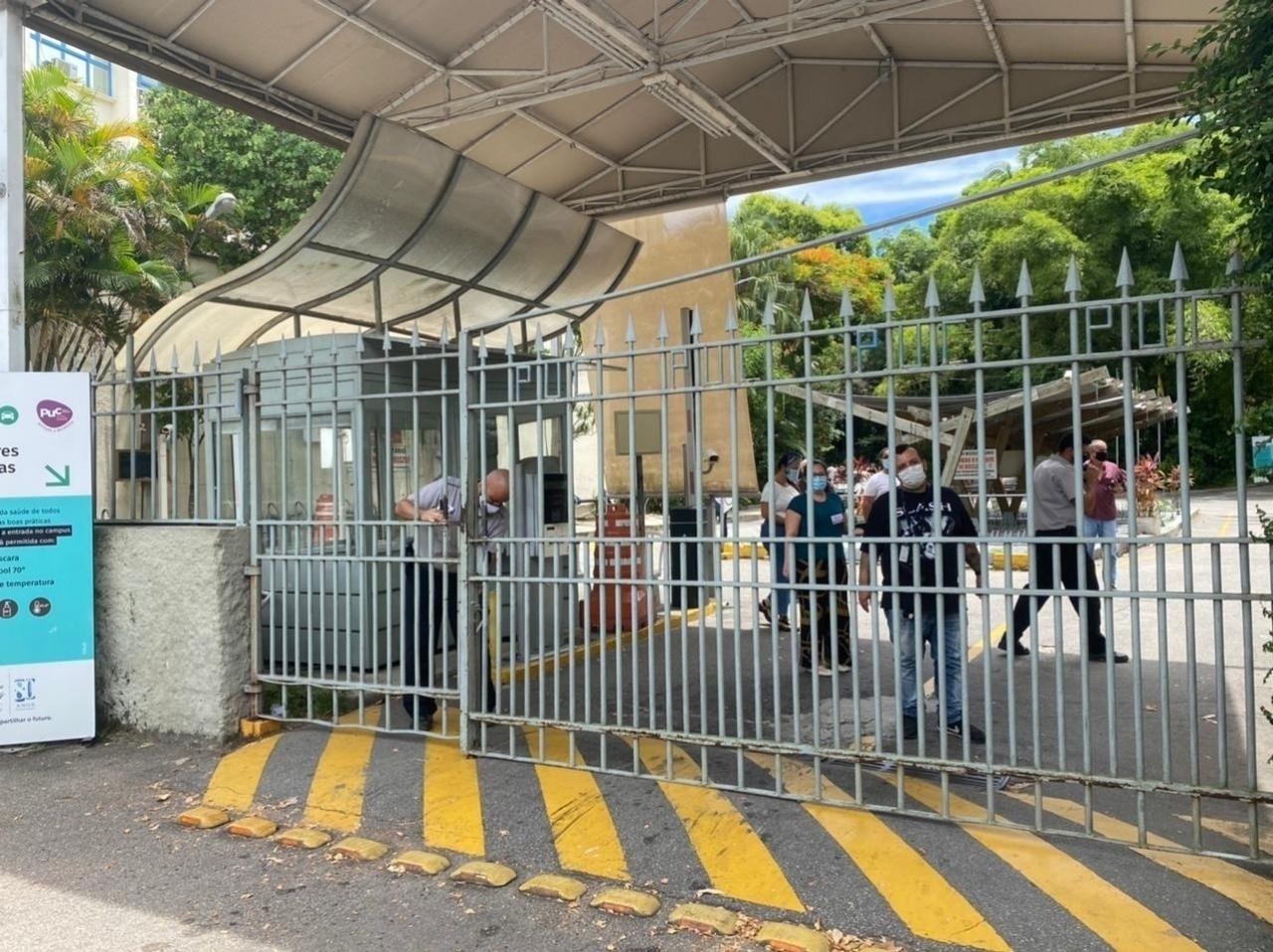 Portões fecham para dar início ao segundo dia de prova do Enem na PUC-Rio, zona sul da cidade - Tatiana Campbell/UOL