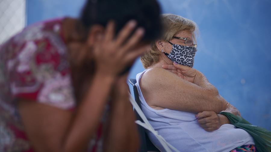 21.02.2021 - Pacientes aguardam atendimento na UPA da Vila Xavier em Araraquara, interior de São Paulo - Igor do Vale/Estadão Conteúdo