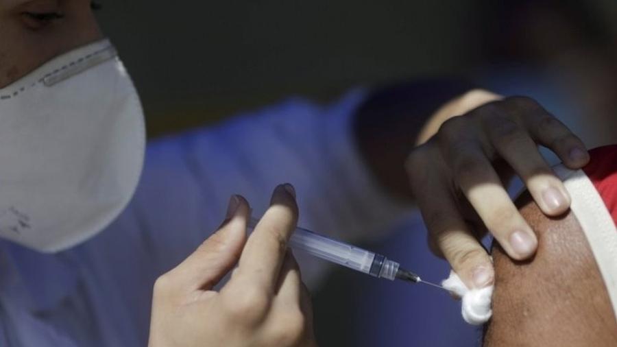 Falta de vacinas afeta milhares de cidades do país, diz CNM - Reuters 