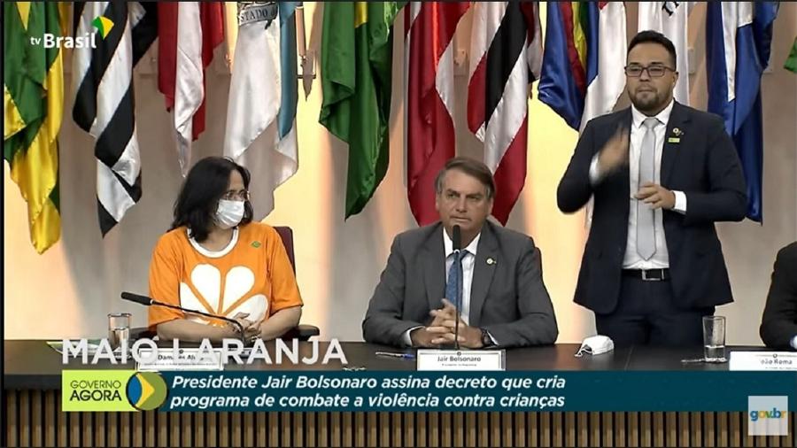 Bolsonaro ao lado de Damares Alves durante o lançamento do "Maio Laranja". Em discurso, fez acusações sem nomes e contou mentiras sobre incentivo à pedofilia em governos passados - Reprodução