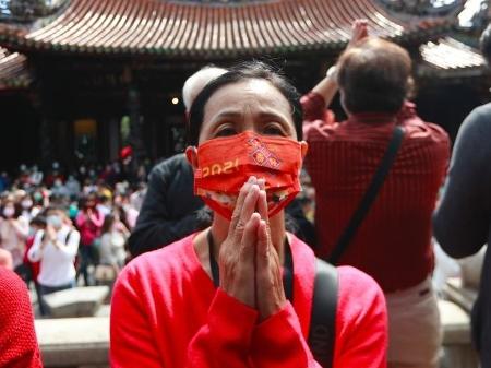 Pessoas oram no Templo Lungshan, em Taiwan - Getty Images