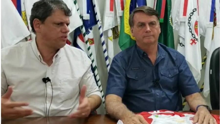 Tarcísio de Freitas ao lado de Bolsonaro em "live" desta quinta, cuja estupidez foi rara mesmo para os padrões do atual mandatário - Reprodução