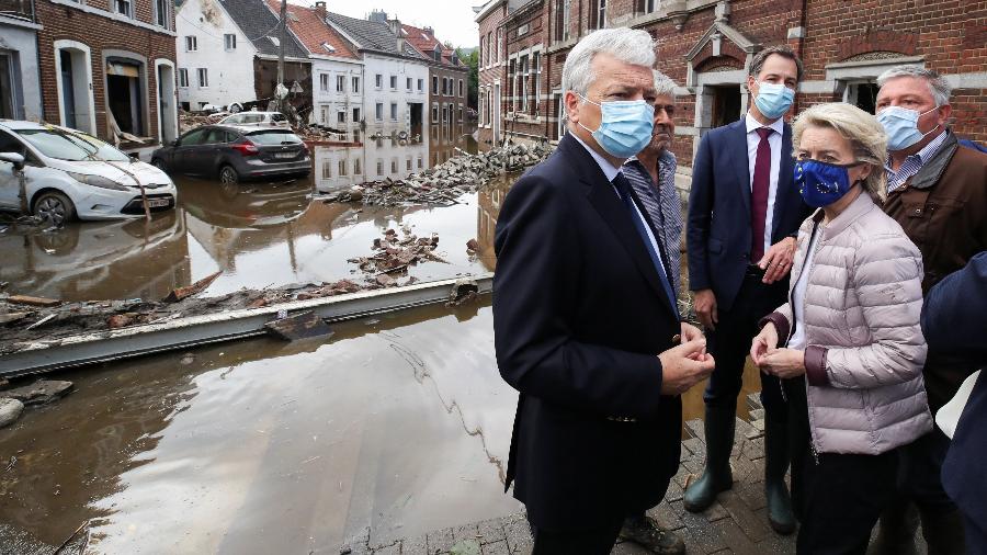 17.jul.2021 - O comissário europeu para Justiça, Didier Reynders (à esquerda), o primeiro-ministro belga, Alexander De Croo (ao centro) e a presidente da Comissão Europeia, Ursula von der Leyen, visitam área afetada em Pepinster (Bélgica) - Yves Herman/Reuters