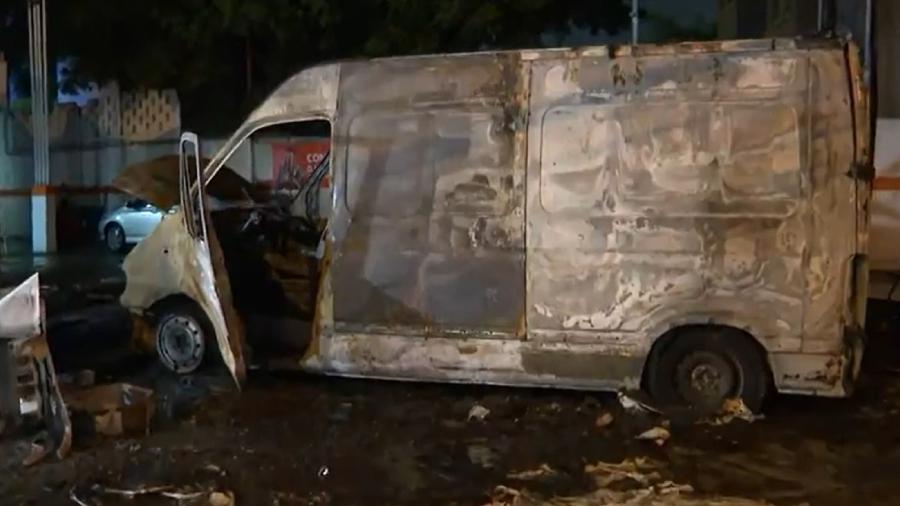 Segundo frentista, três pessoas atearam fogo na van que ficou estacionada em posto de gasolina - Reprodução/TV Globo