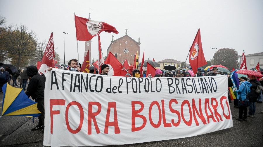 01.nov.2021 - Protestos contra o presidente Bolsonaro em Anguillara Veneta, na Itália, onde ele recebeu o título honorário - PIERO CRUCIATTI / AFP
