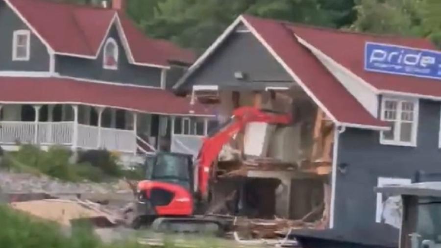 Homem precisou pagar fiança equivalente a R$ 20 mil após destruir casas de luxo no Canadá - @dtapscott/Reprodução de vídeo/Twitter