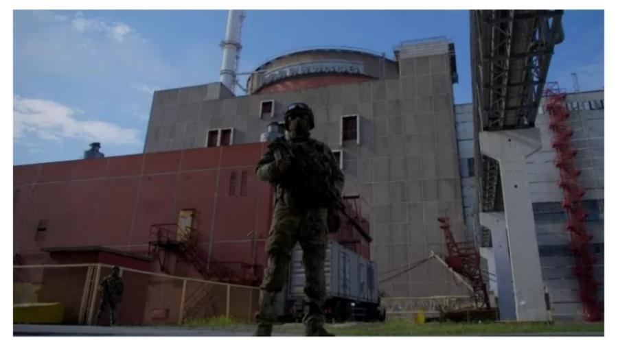 Foto de soldado russo na Usina Nuclear de Zaporizhzhia em Energodar tirada em maio de 2022 - ANDREY BORODULIN/AFP