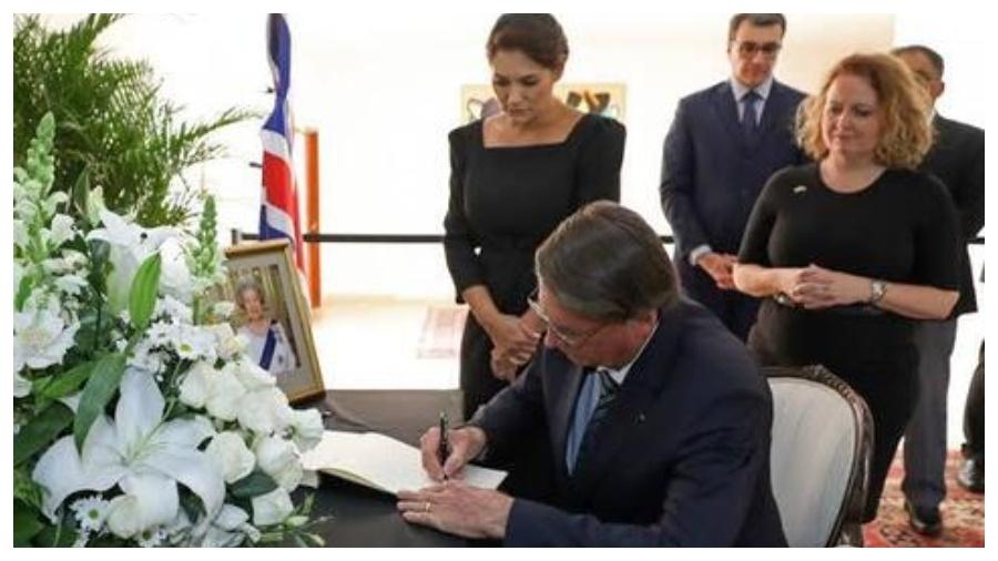 O presidente Jair Bolsonaro e a primeira-dama, Michelle Bolsonaro, assinaram livro de condolências pela morte da rainha Elizabeth 2ª - Divulgação: Palácio do Planalto