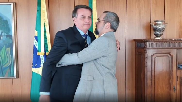 O ex-ministro da Educação, Abraham Weintraub, ao lado do então presidente Jair Bolsonaro
