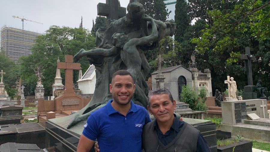 Patrick Gomes e o pai, conhecido como Popó - Camila Corsini/UOL