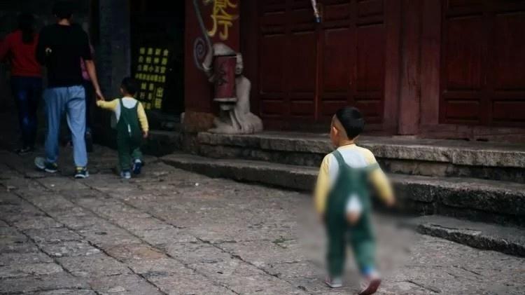 Calça aberta para crianças na China perde espaço para fraldas e gera debate