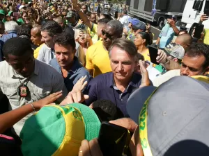 Bolsonaro faz carreata em Ribeirão Preto em dia de visita da equipe de Lula