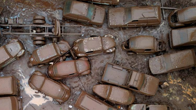 Uma imagem aérea da cidade de Encantado mostra carros aglomerados e cobertos de lama